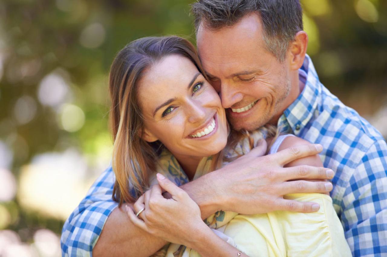 How to date in your 40s - happy couple Happy mature couple