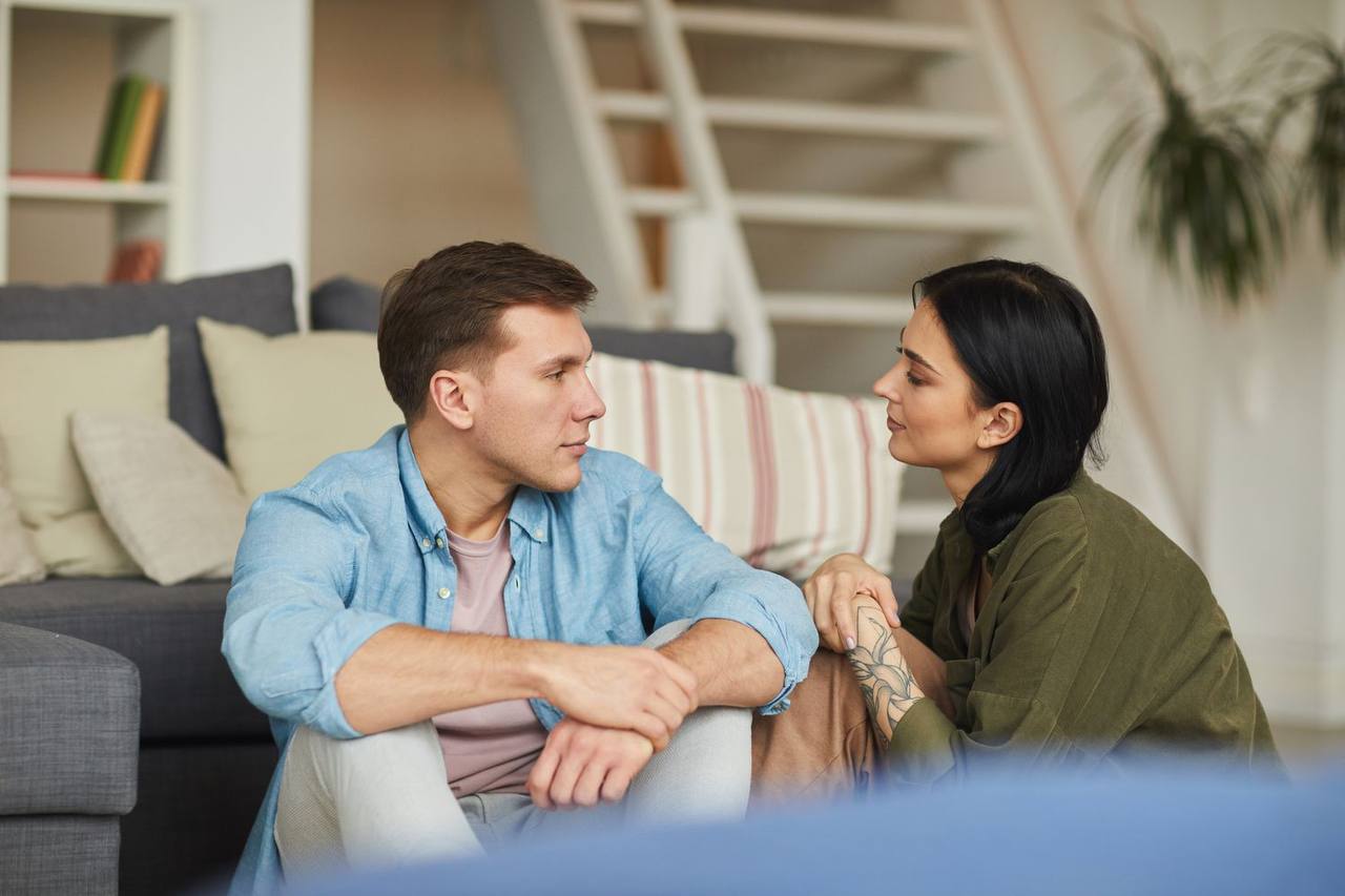 Discussing rules in open relationships Partners discussing open relationship rules